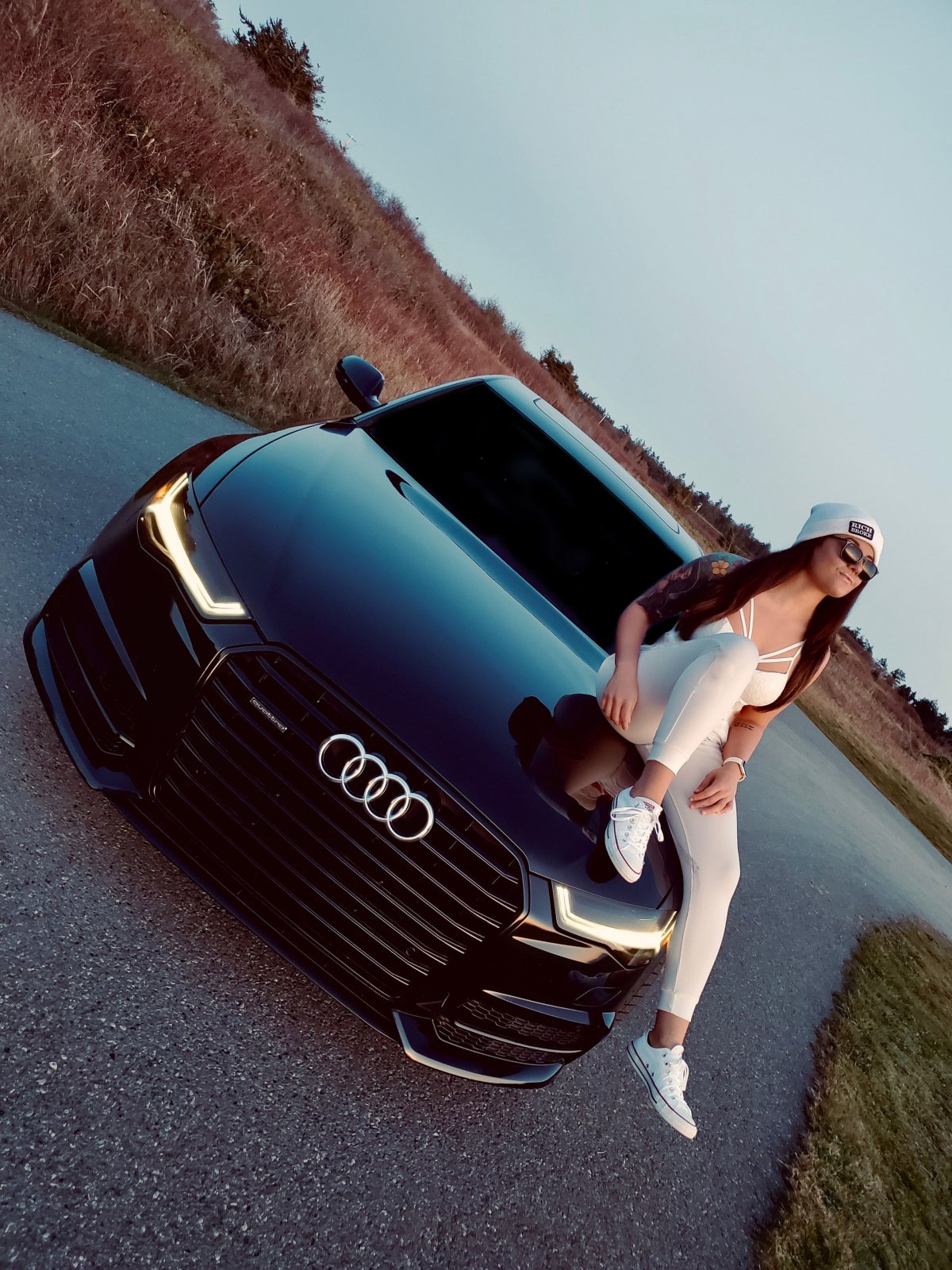 Девушка с красивой фигурой с чёрными волосами