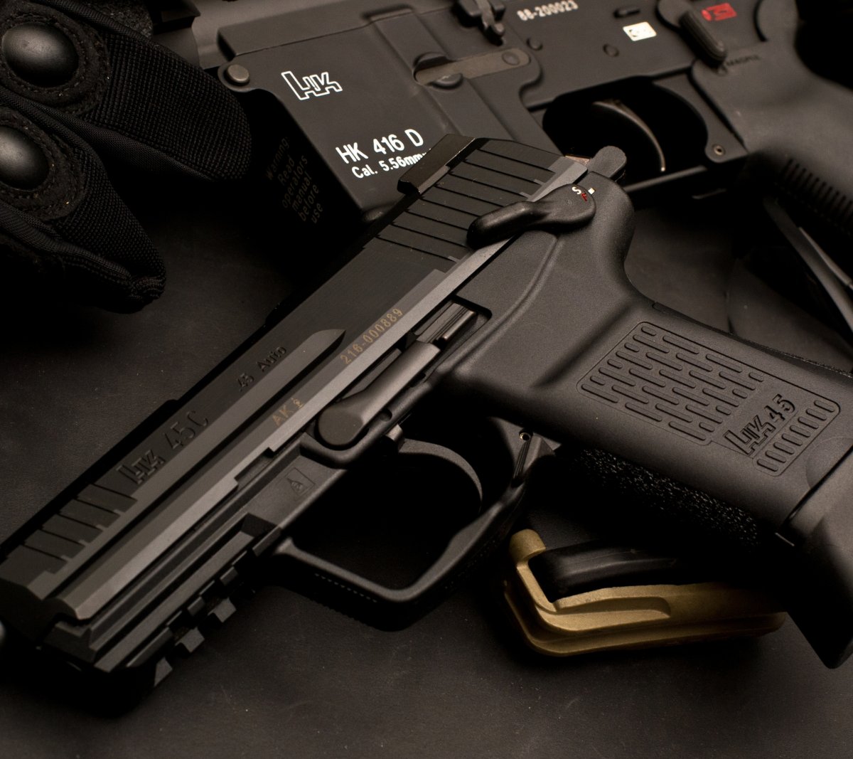 Девушка с бутылкой виски