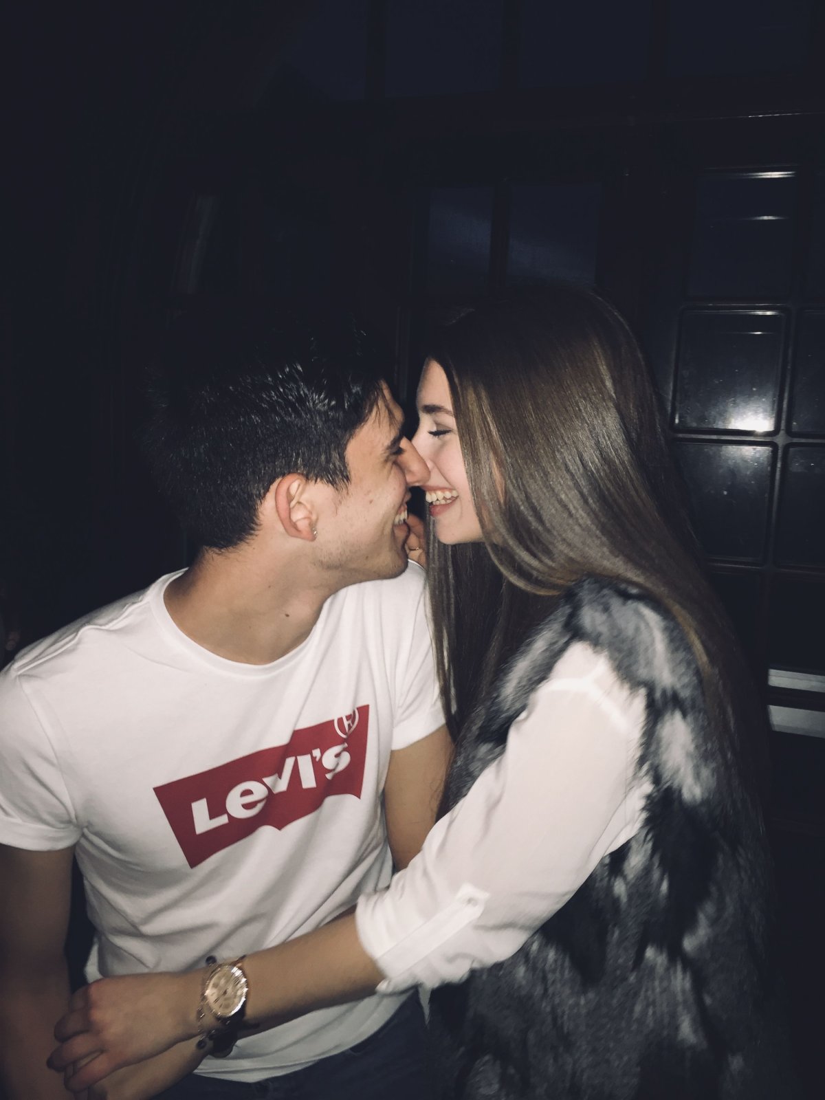 Парень и девушка на балконе