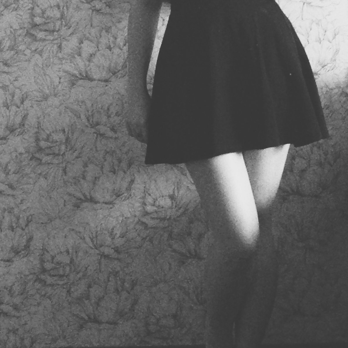 Девушка в коротком платье без лица