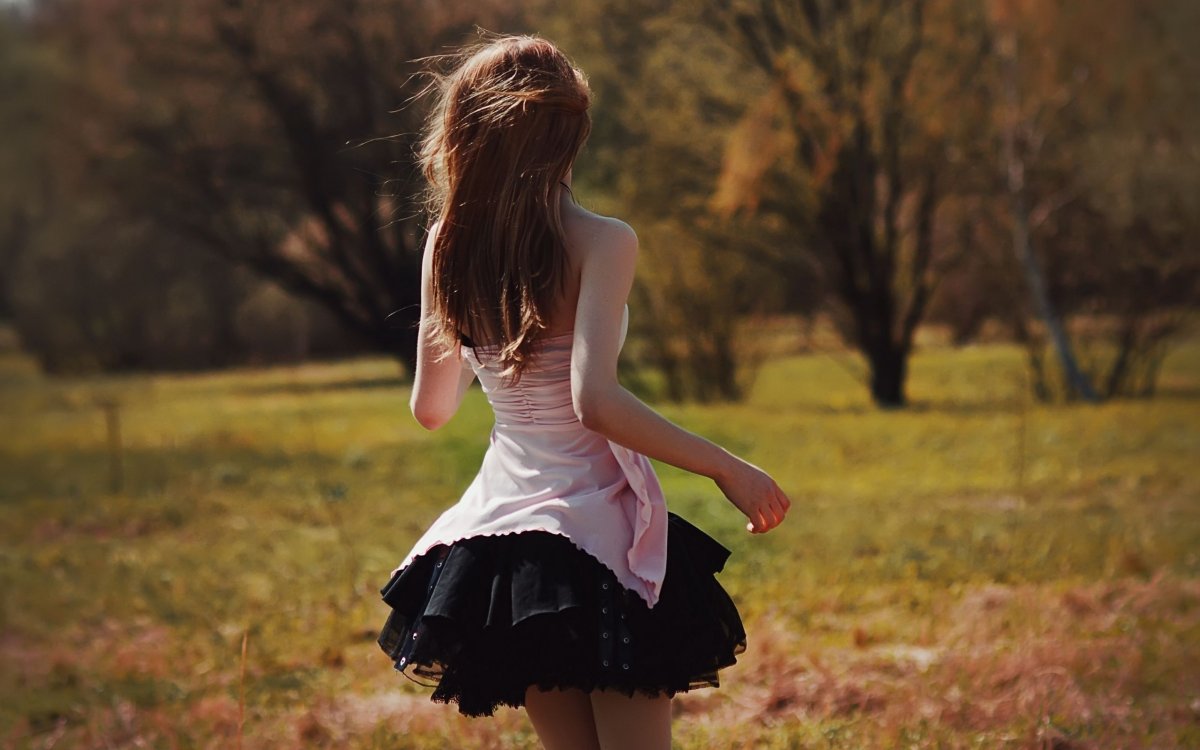 Ава девушка в юбке