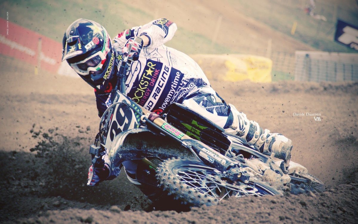 Пацан в шлеме