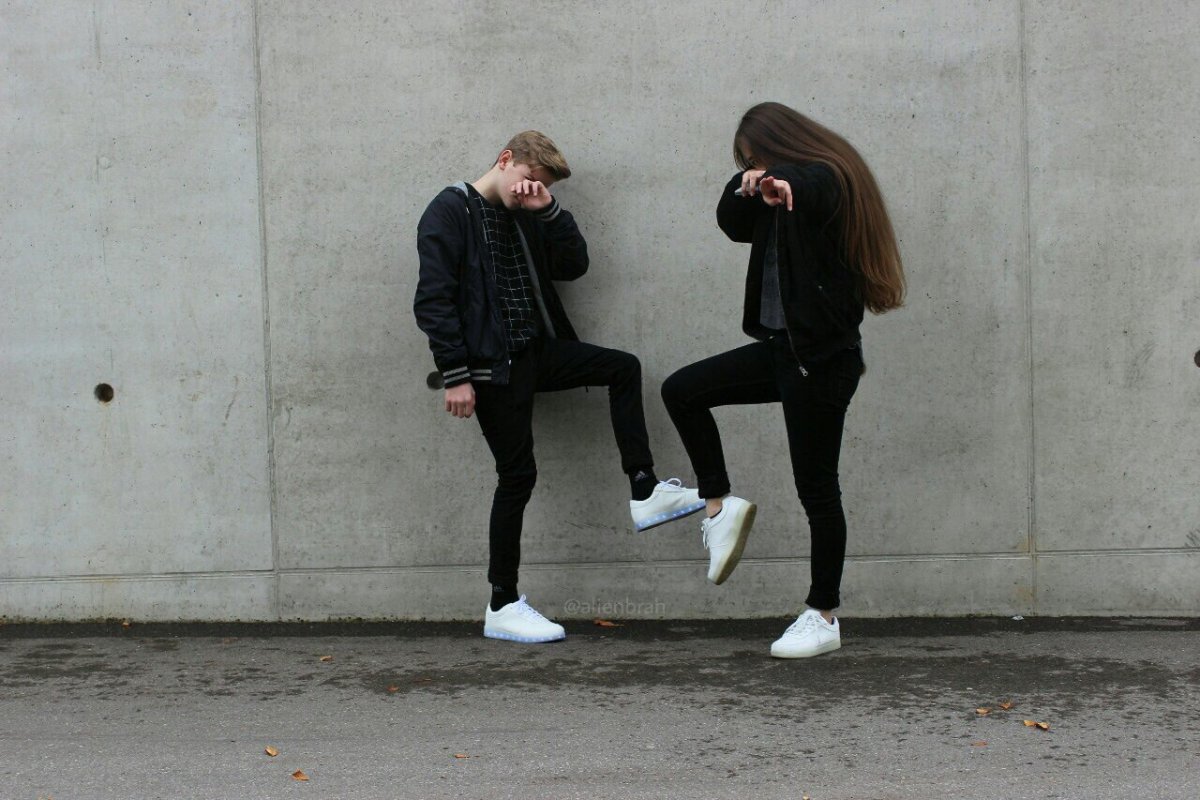 Парень футболист и девушка