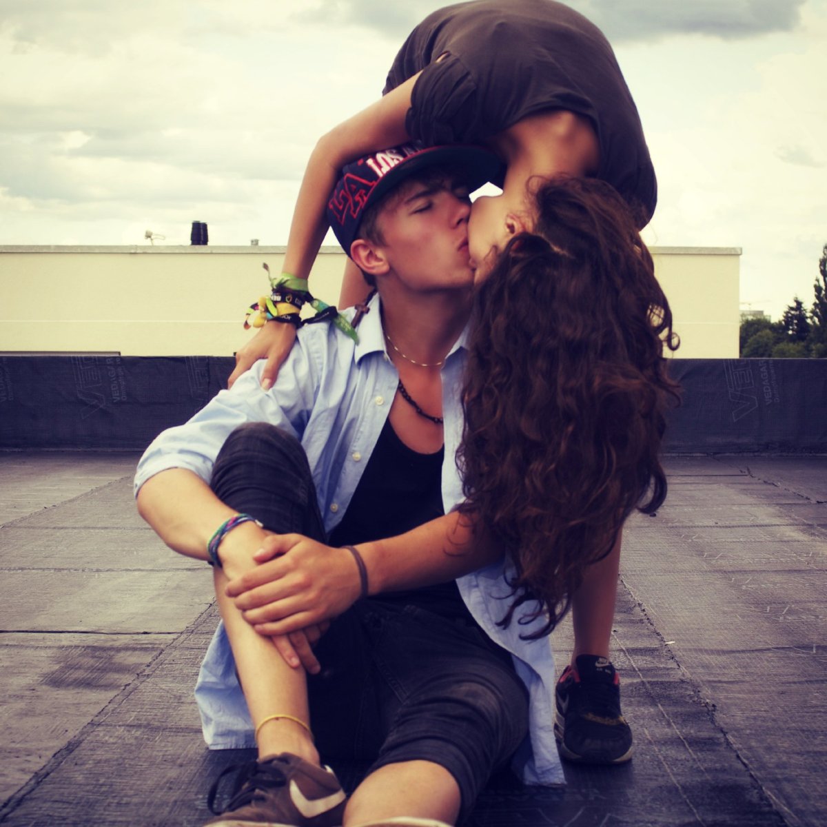 Кудрявая девушка с парнем