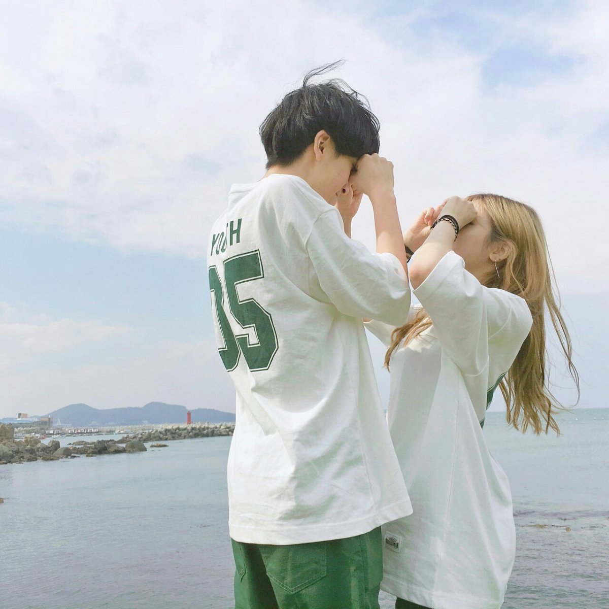 Парень и девушка на скейте