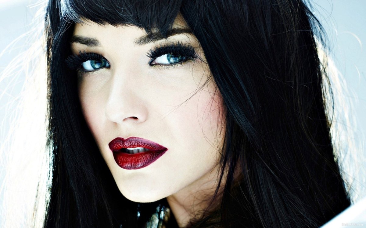 Девушка с сиреневыми глазами