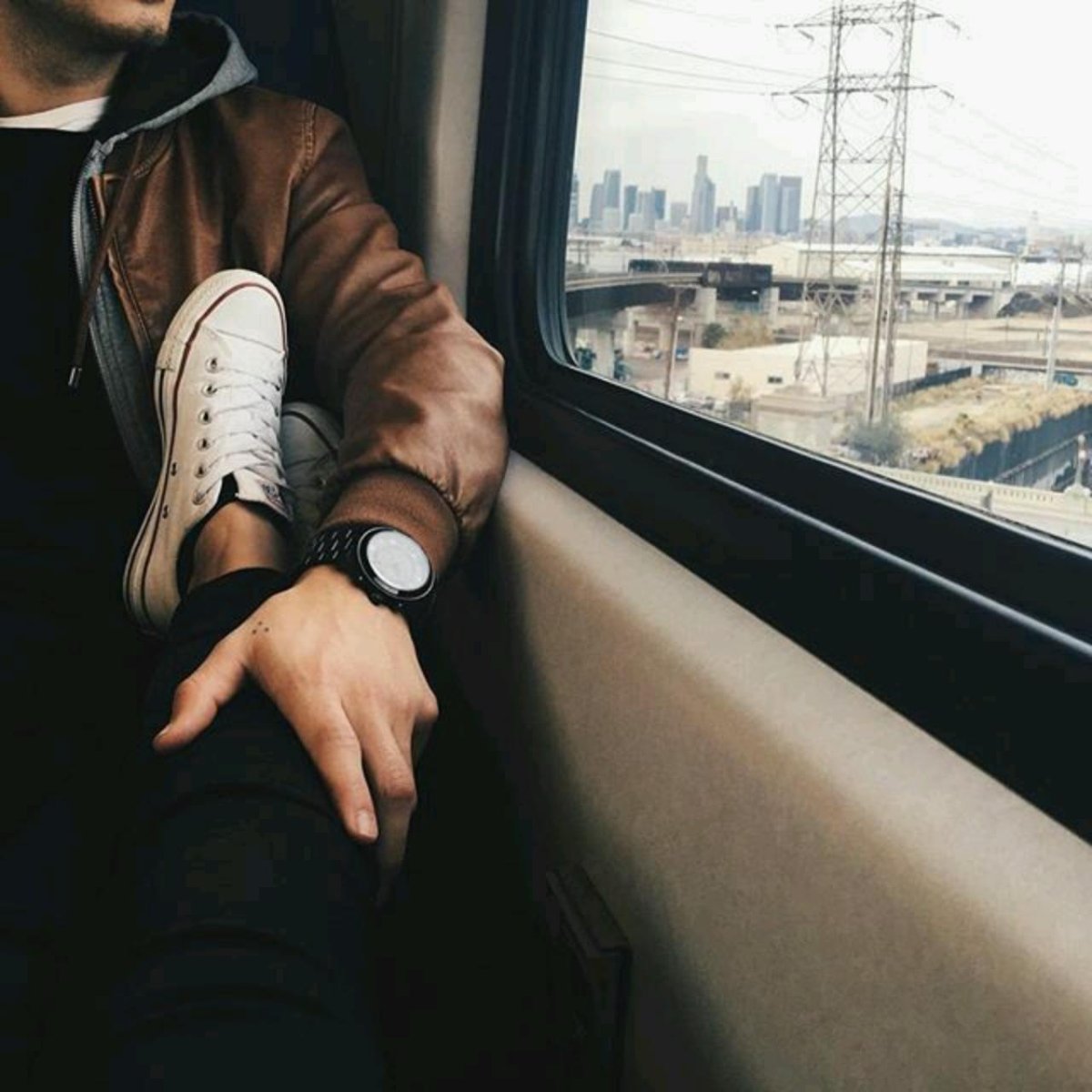 Мужская улыбка в темноте