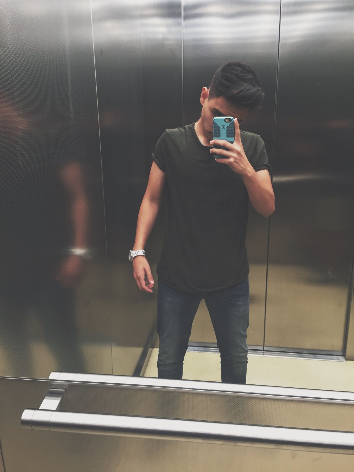 Парень в зеркале без лица