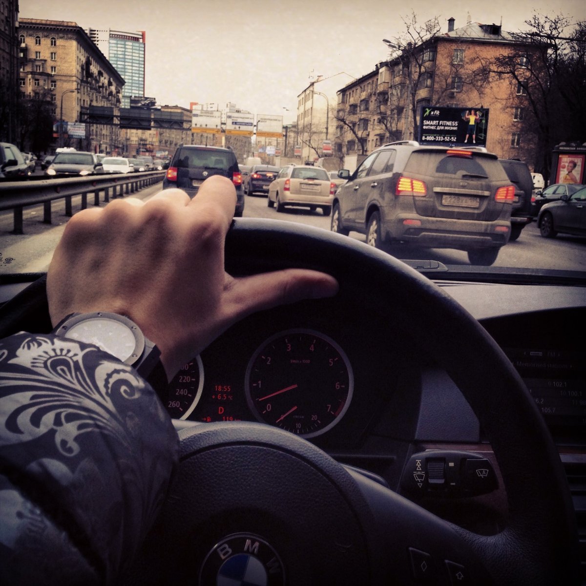 Парень с девушкой в машине