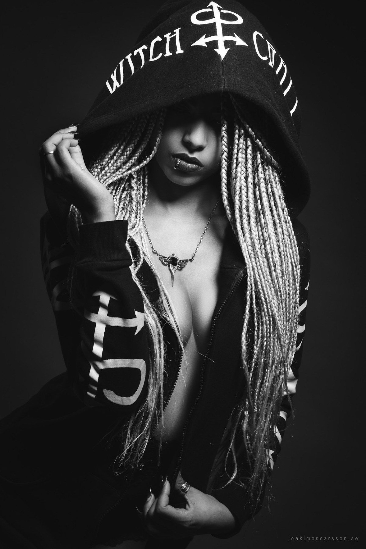 Диана Мелисон в кепке