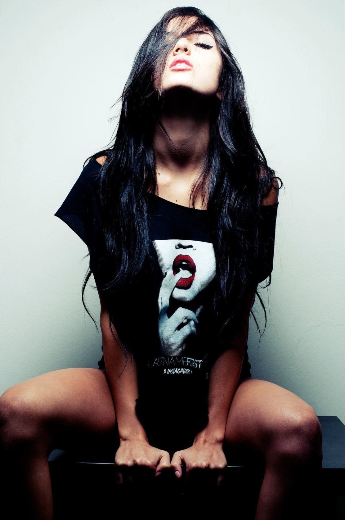 Девушка в чёрных очках