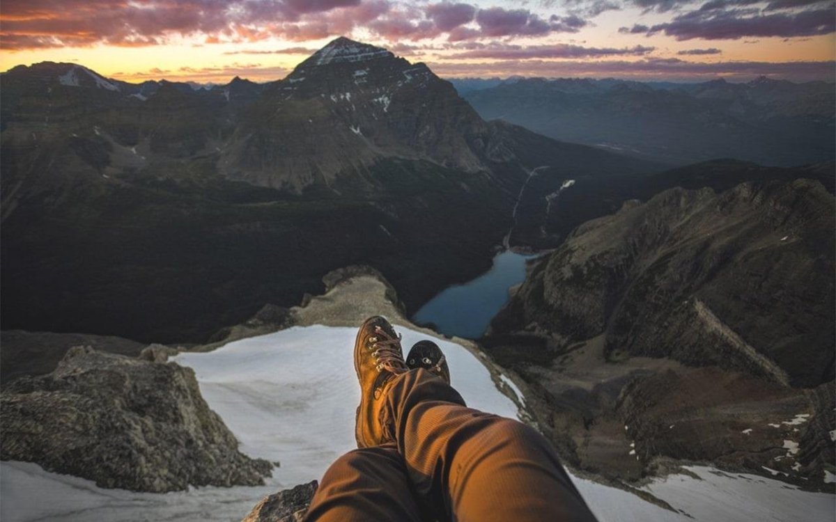 Ноги на фоне гор