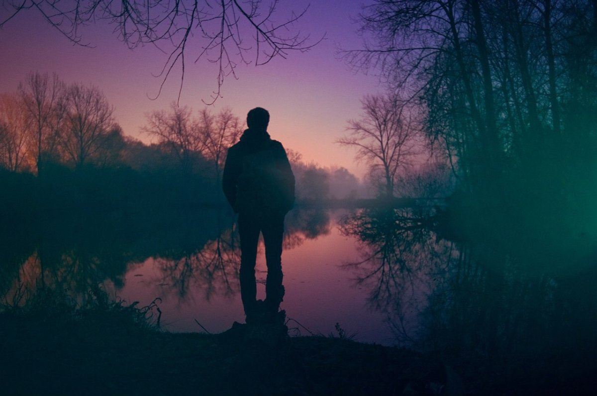 Парень на море