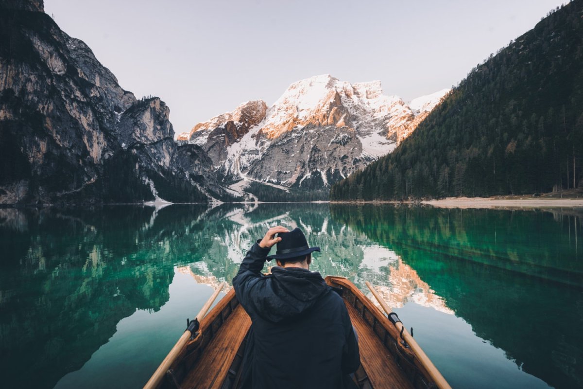 Девушка лодка горы