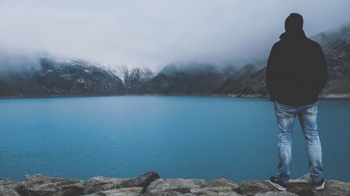 Парень в горах со спины