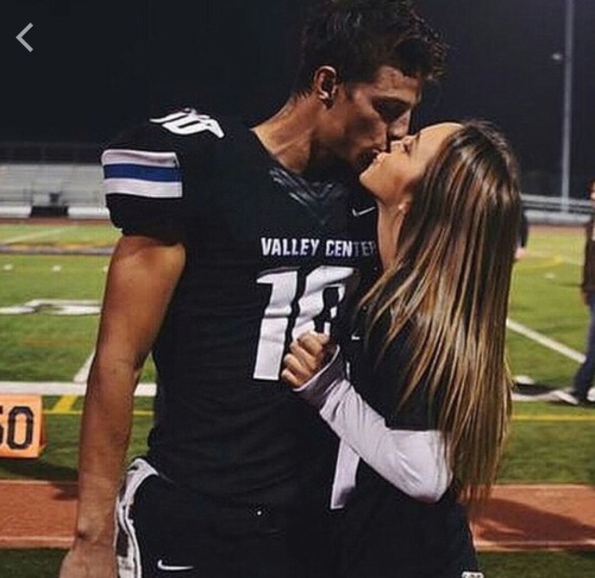 Девушка обнимает парня ногами