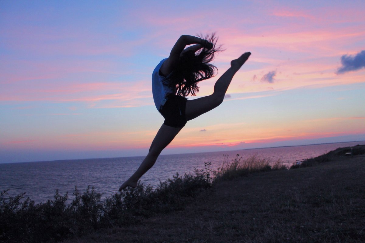 Девушка в прыжке с длинными волосами