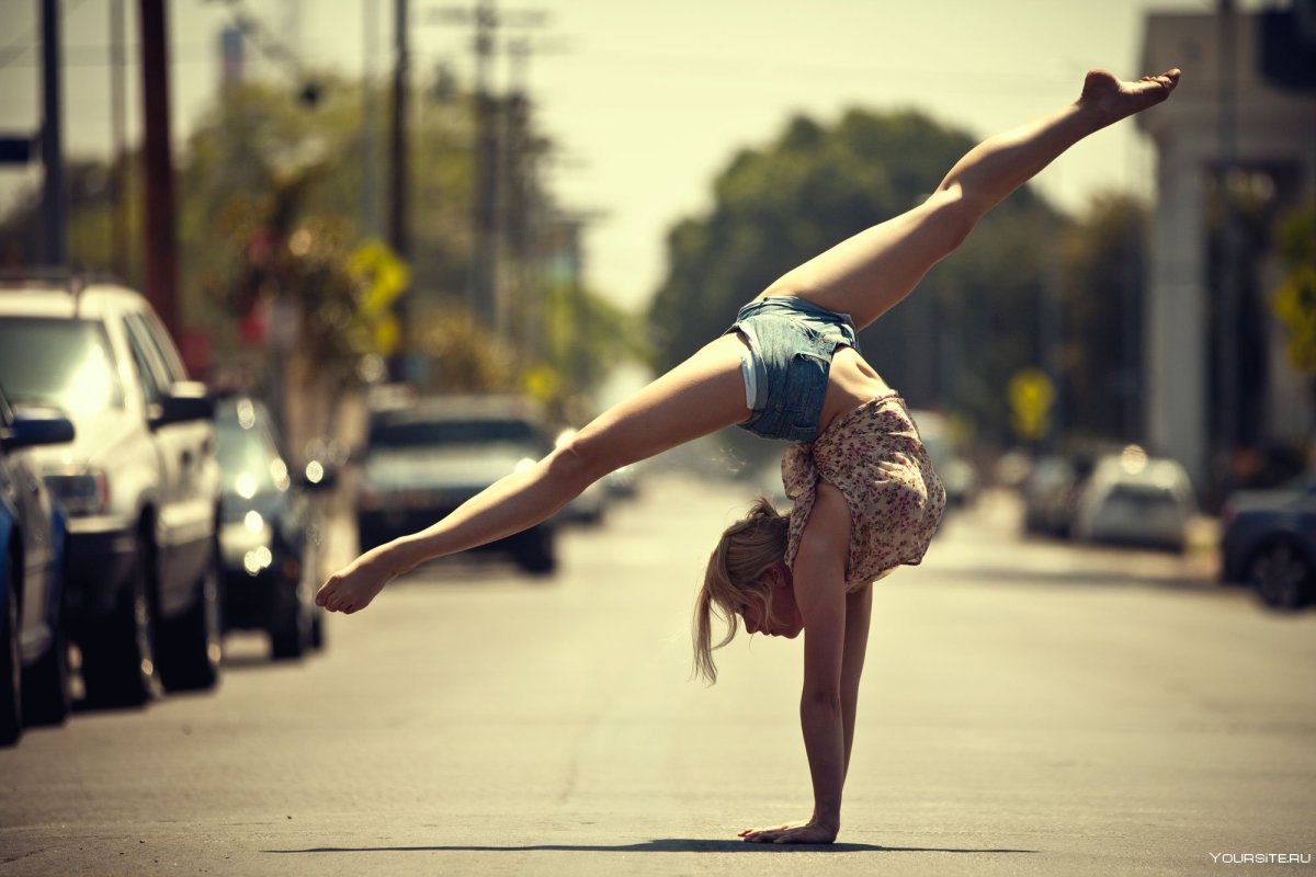 Шпагат стоя на руках