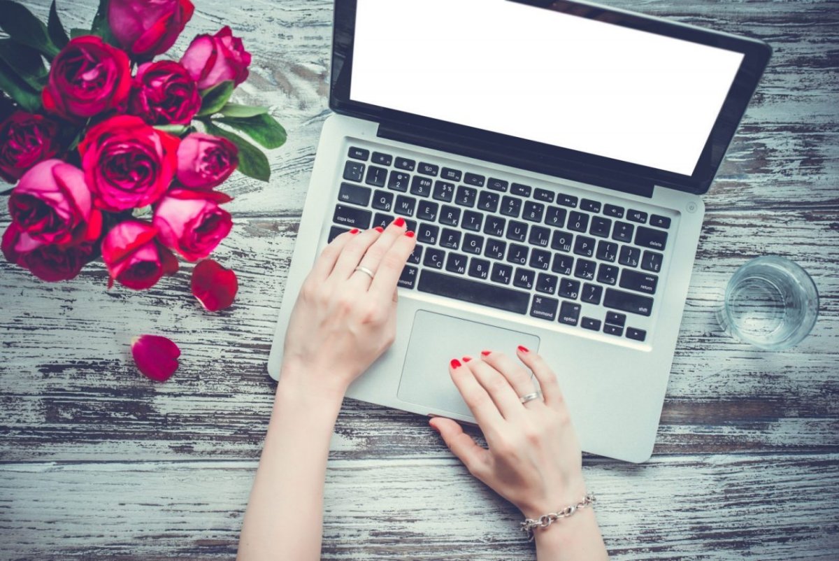 Девушка печатает на компьютере