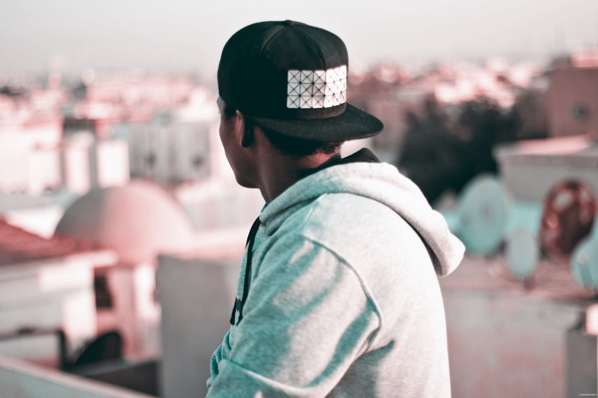 Парень в кепке со спины