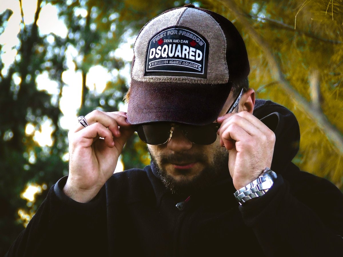 Татуированный парень в бейсболке