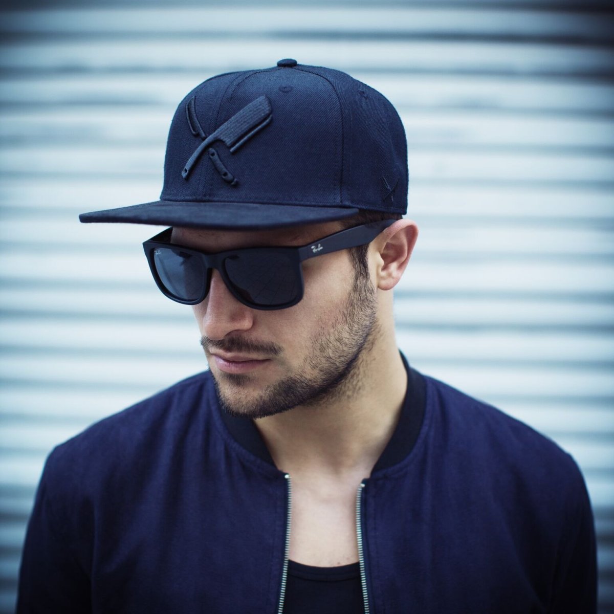 Пацан в кепке без лица