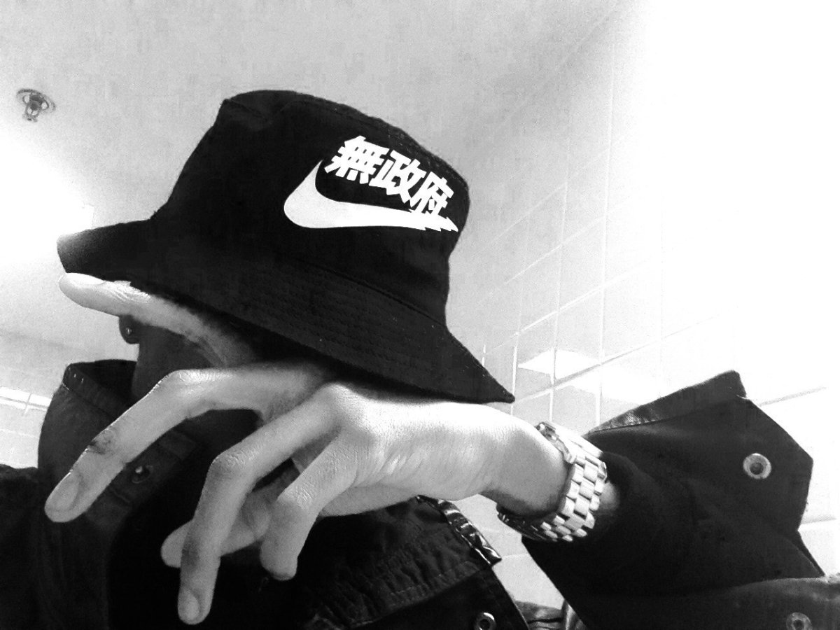 Парень в бейсболке