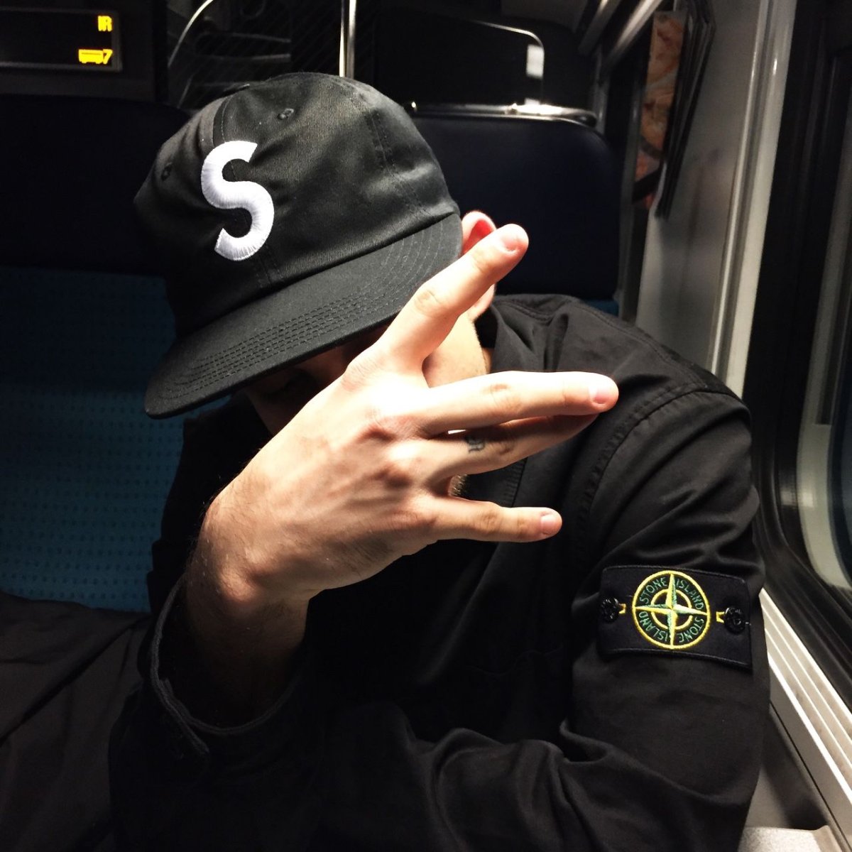 Парень в бейсболке