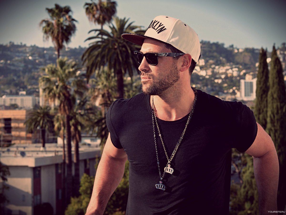 Парень в кепке со спины