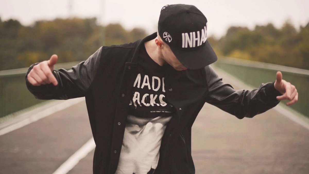 Парень в кепке со спины