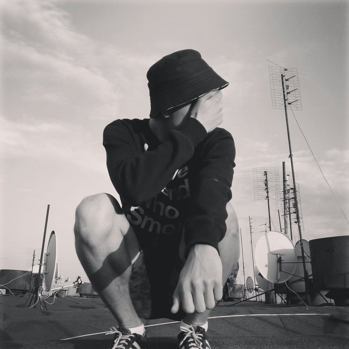 Парень в черной Панаме