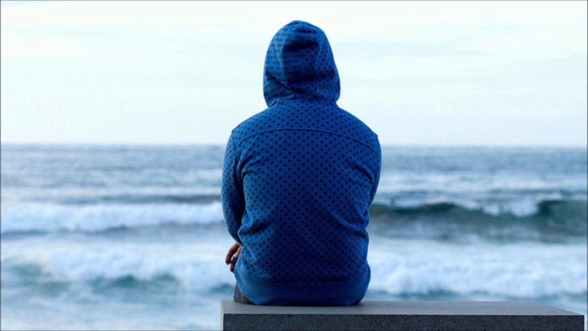 Человек в капюшоне спиной