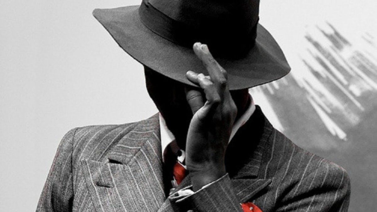 Мужчина в капюшоне со спины