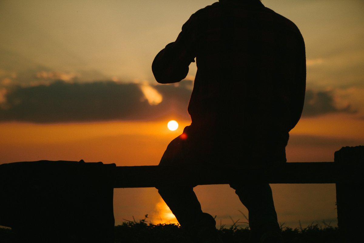 Парень в капюшоне со спины