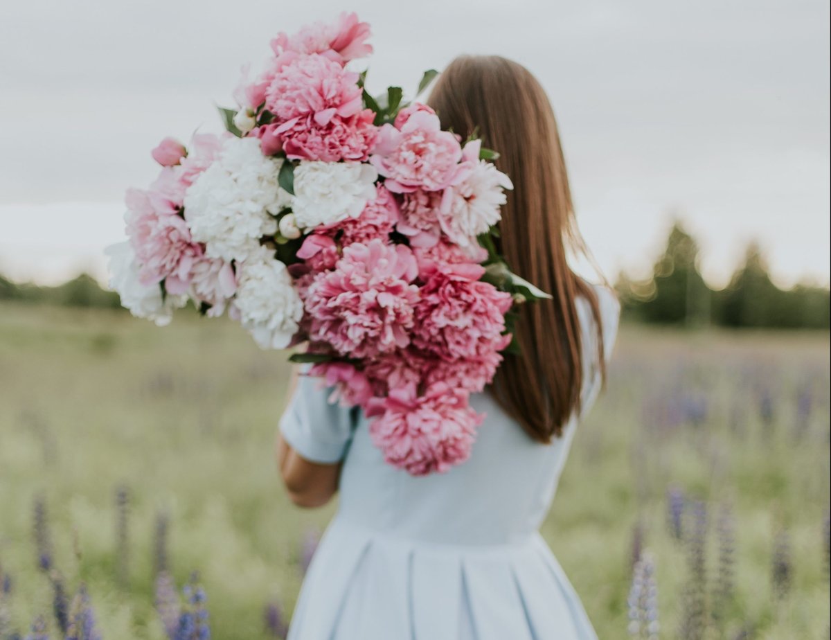 Девушка с розой в руках