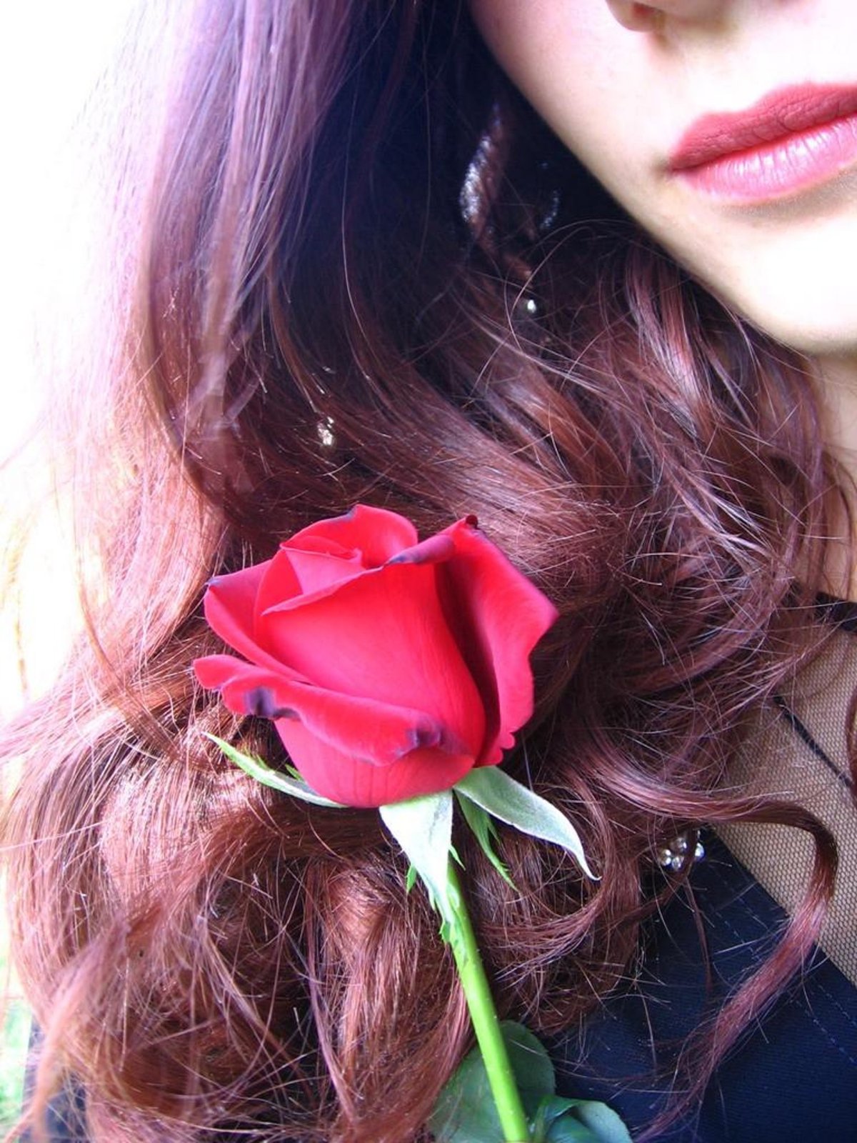 Брюнетка с цветами