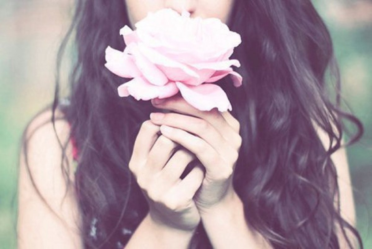 Девушка с букетом со спины