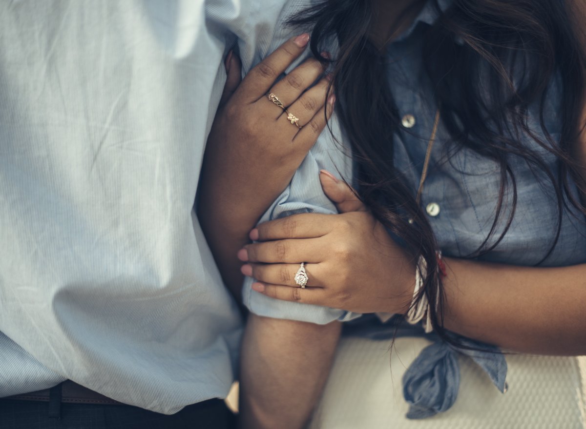 Обнять за руку