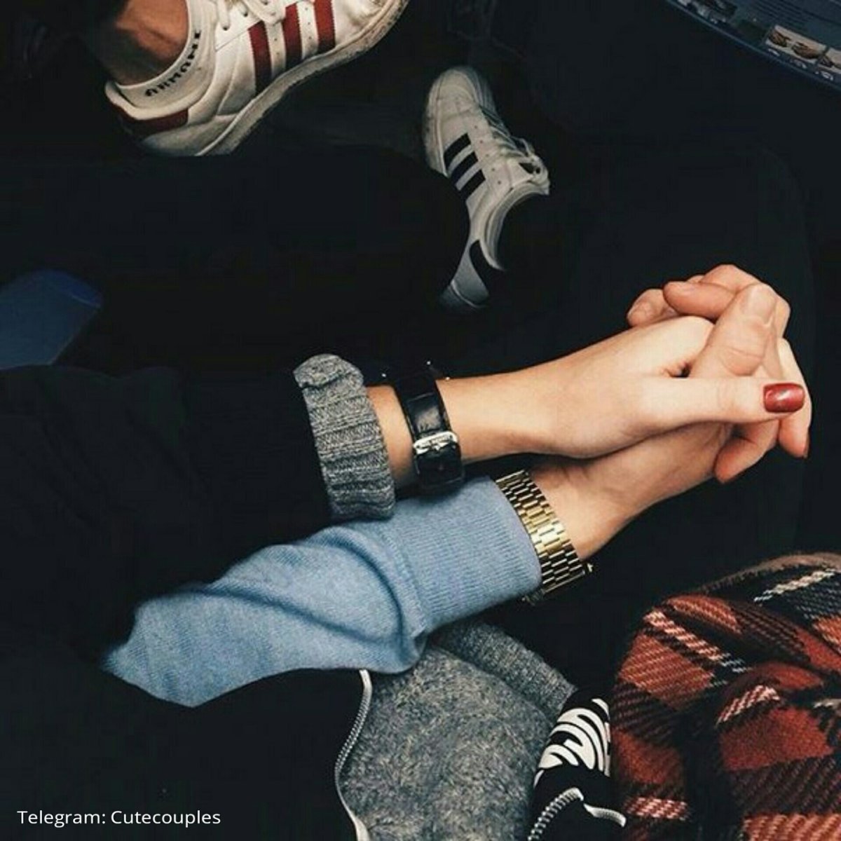 Держатся за руки