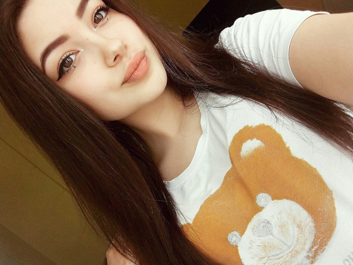 Девушка в бейсболке