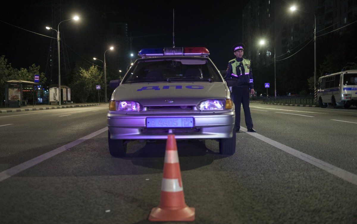 Девушка на полицейской машине