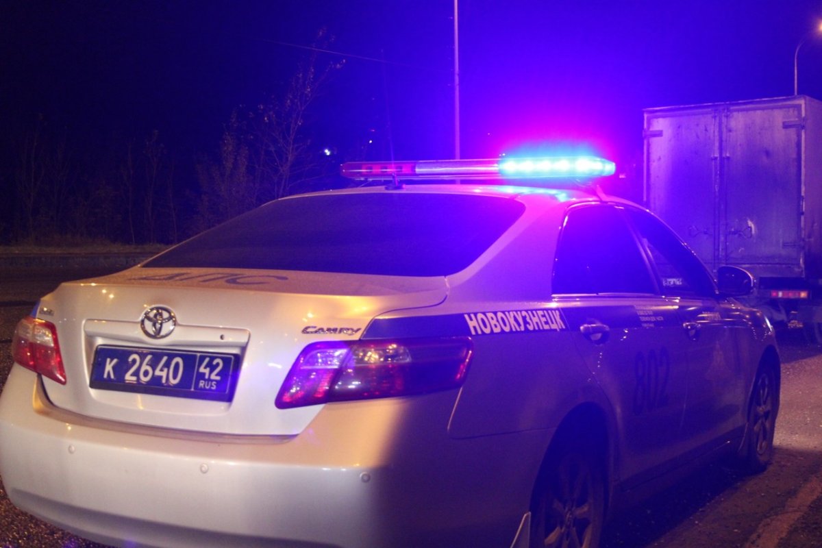 Полицейский возле машины