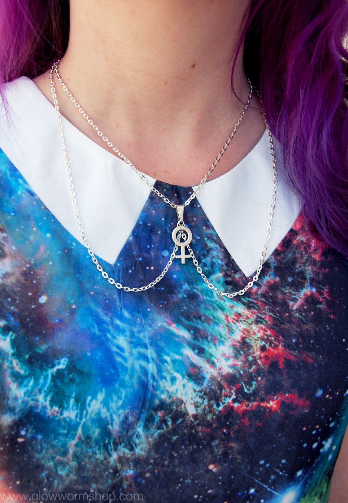 Парень в горах со спины