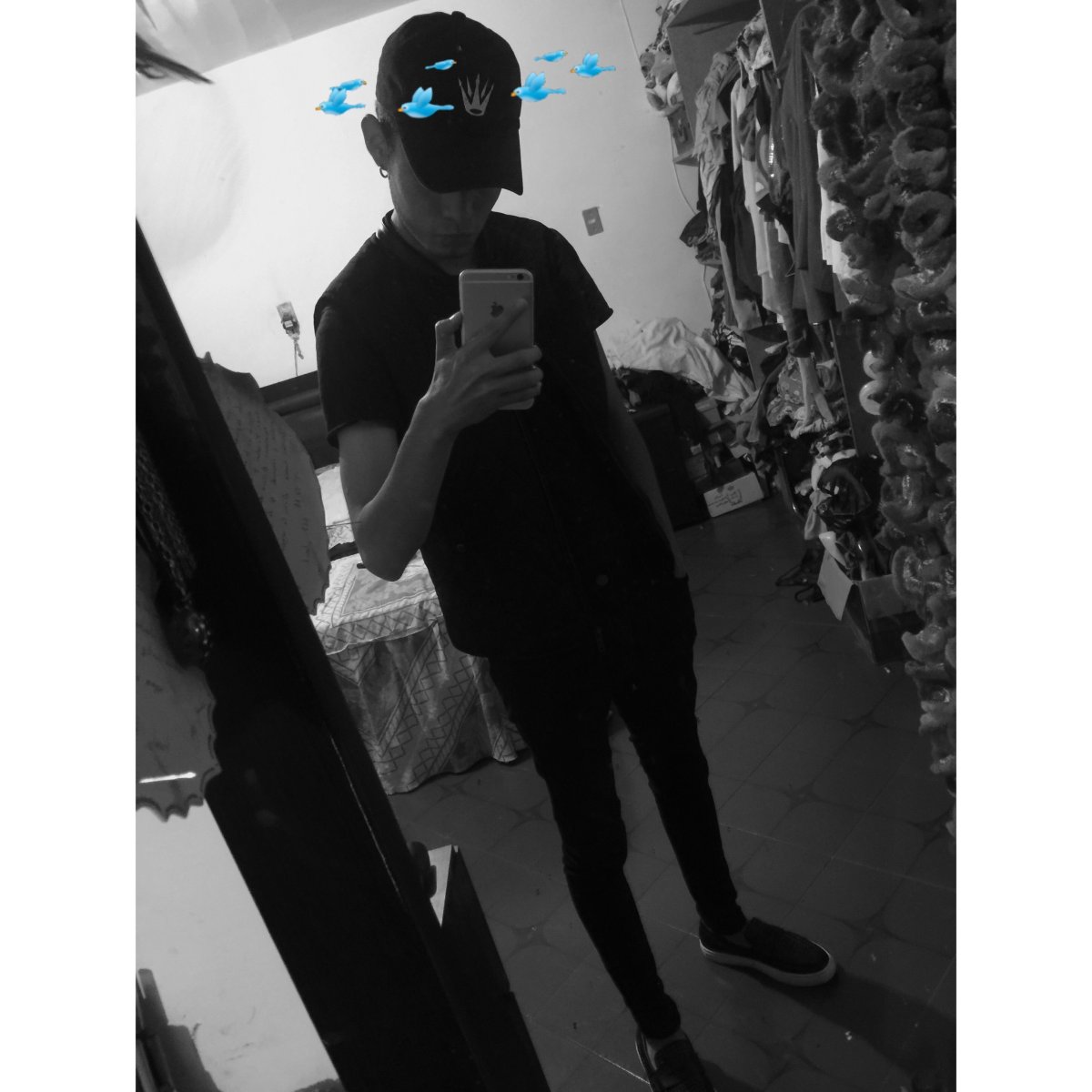 Парень в кепке селфи