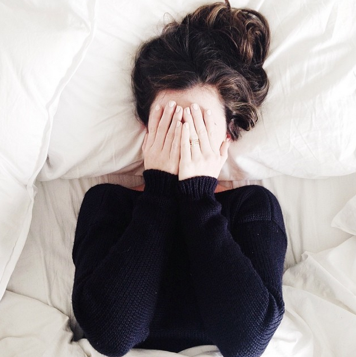 Девушка прикрывает лицо