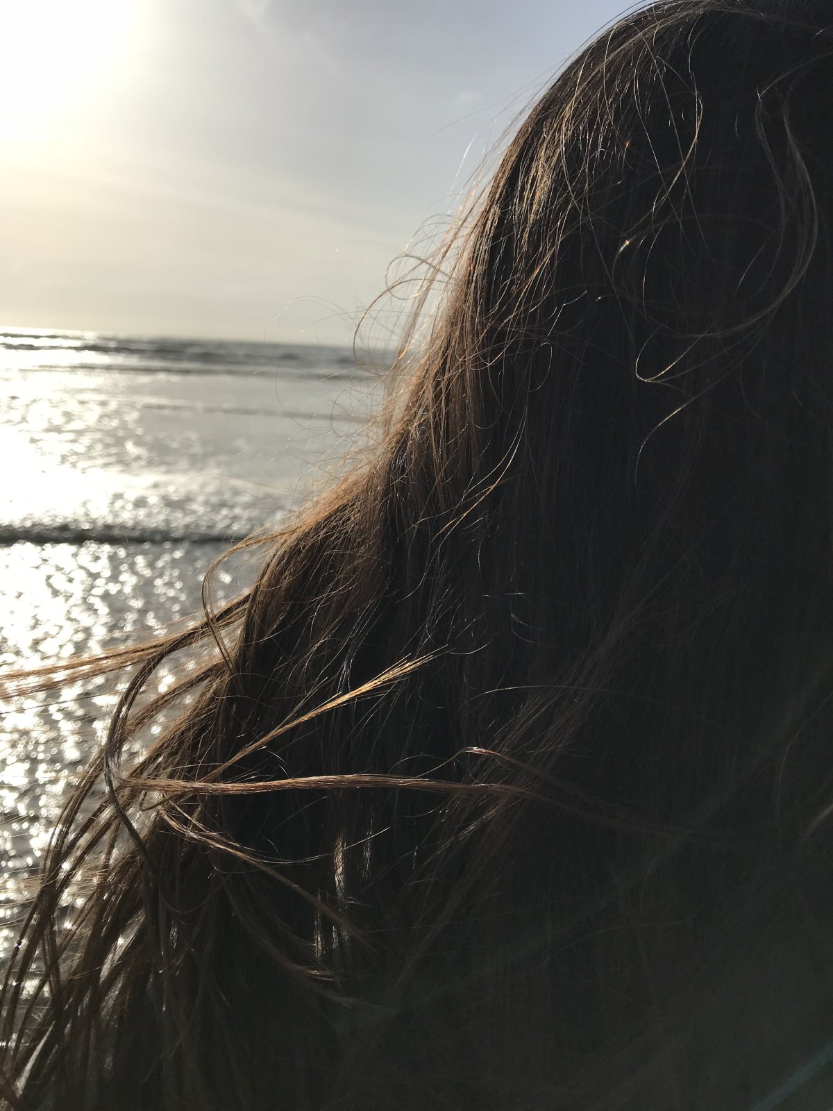 Брюнетка с закрытым лицом