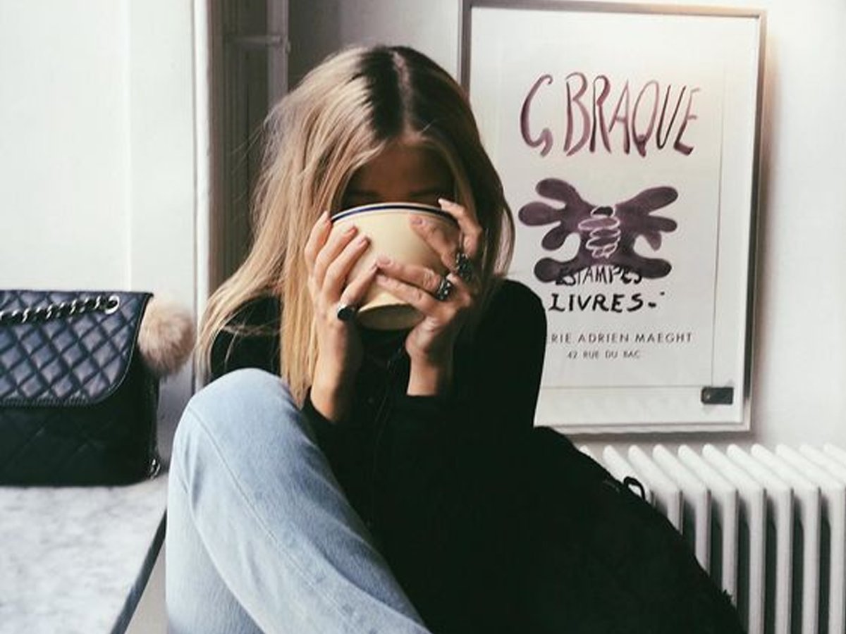 Девушка прикрывает лицо