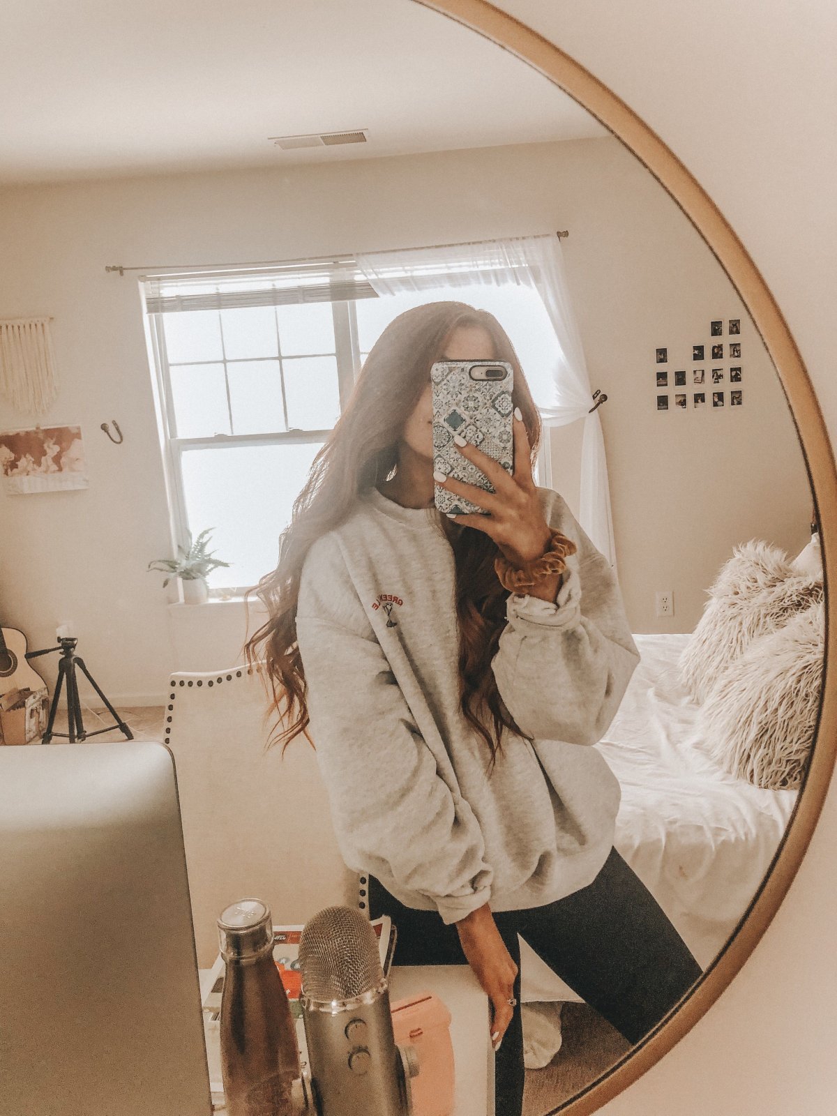 Милая девушка с черными волосами