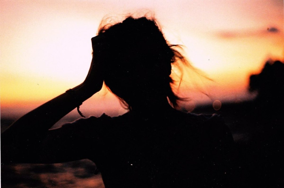 Красивая женщина без лица