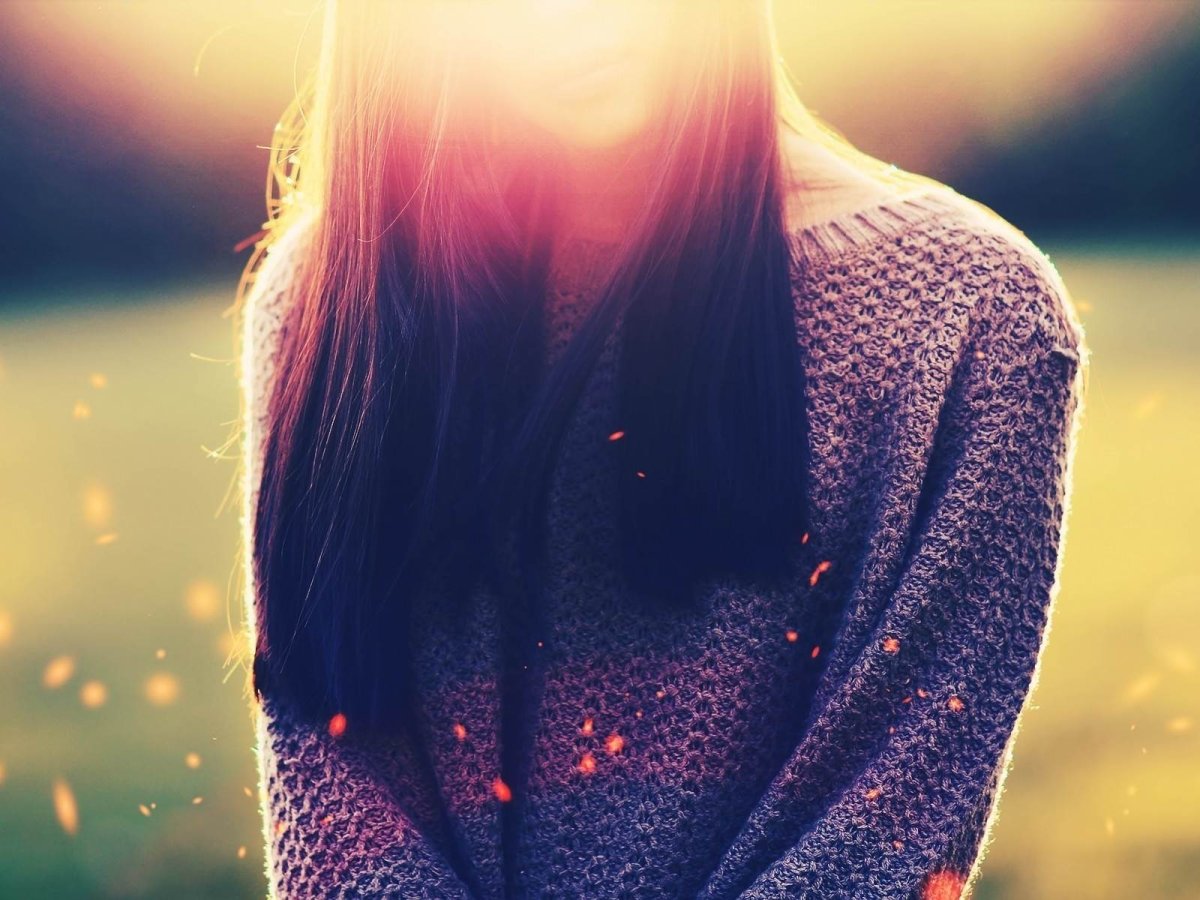 Девушка шатенка со спины